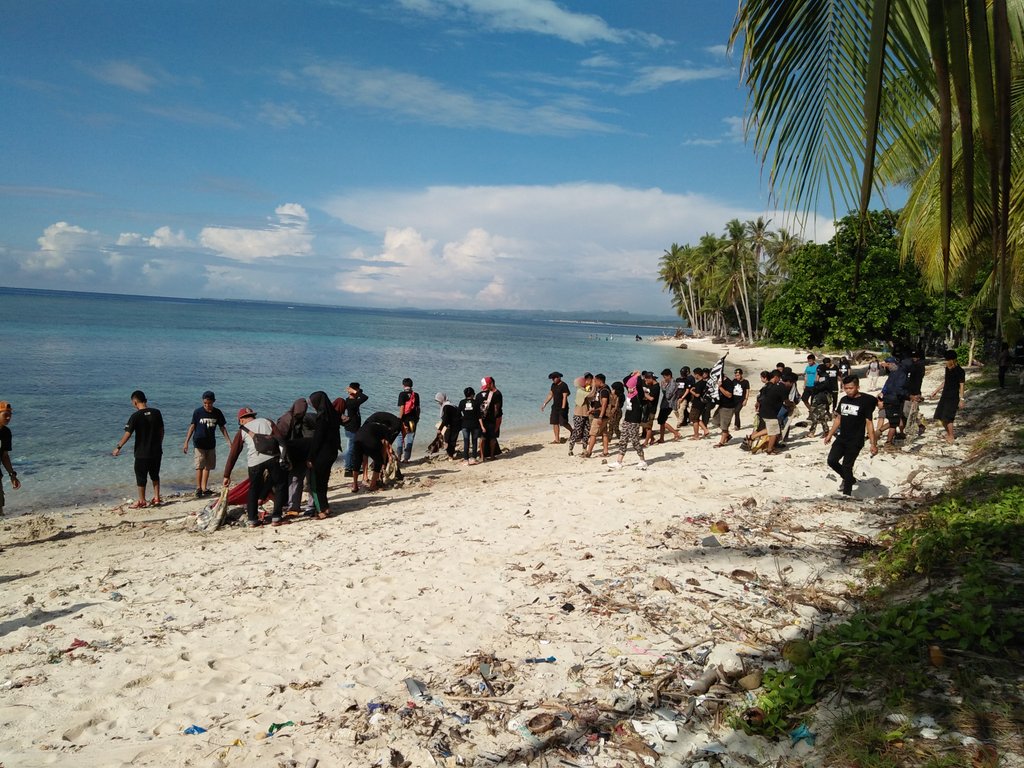 Baksos di Pantai Palippis Kab.Polewali Mandar Dalam Kegiatan Trip Kolaborasi MTMA SUL-SELBAR,,,Jaga Alam Indonesia..