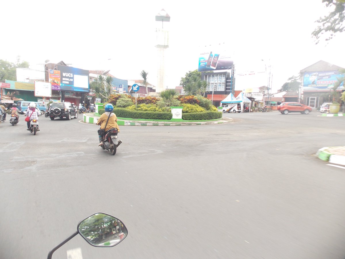 Pukul 13.15 wib Bundaran UKS terpantau lancar #TrafficMalang #rCharda R.O_BC7 <a href="/Edunewsfm/">EDUNEWS FM RADIO</a> <a href="/official_itv/">Indonesiatv</a>