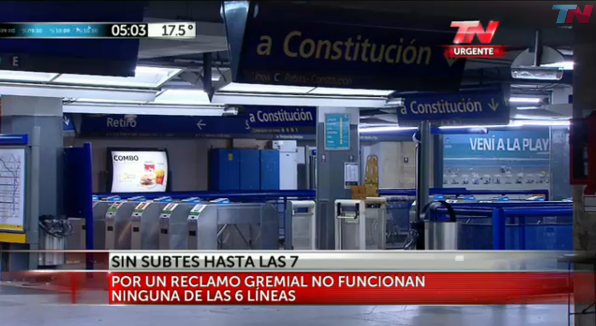 angelsotera's tweet photo. [EN VIVO] Comenzó paro de subte hasta las 7 #SinSubte x @todonoticias. Móvil con @casayans desde Constitución. https://t.co/4rqcLHMMkP