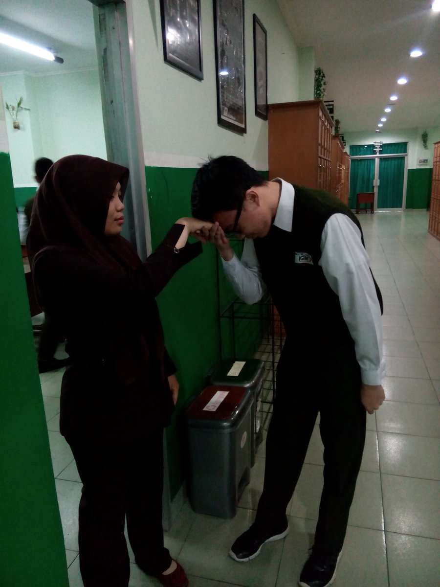 SMALTIIGMPLG's tweet photo. Morning Bless, penyambutan Advisor kpd peserta didik dipagi hari sebelum memulai pembelajaran #budayasekolah# https://t.co/fhaMOs1p6J