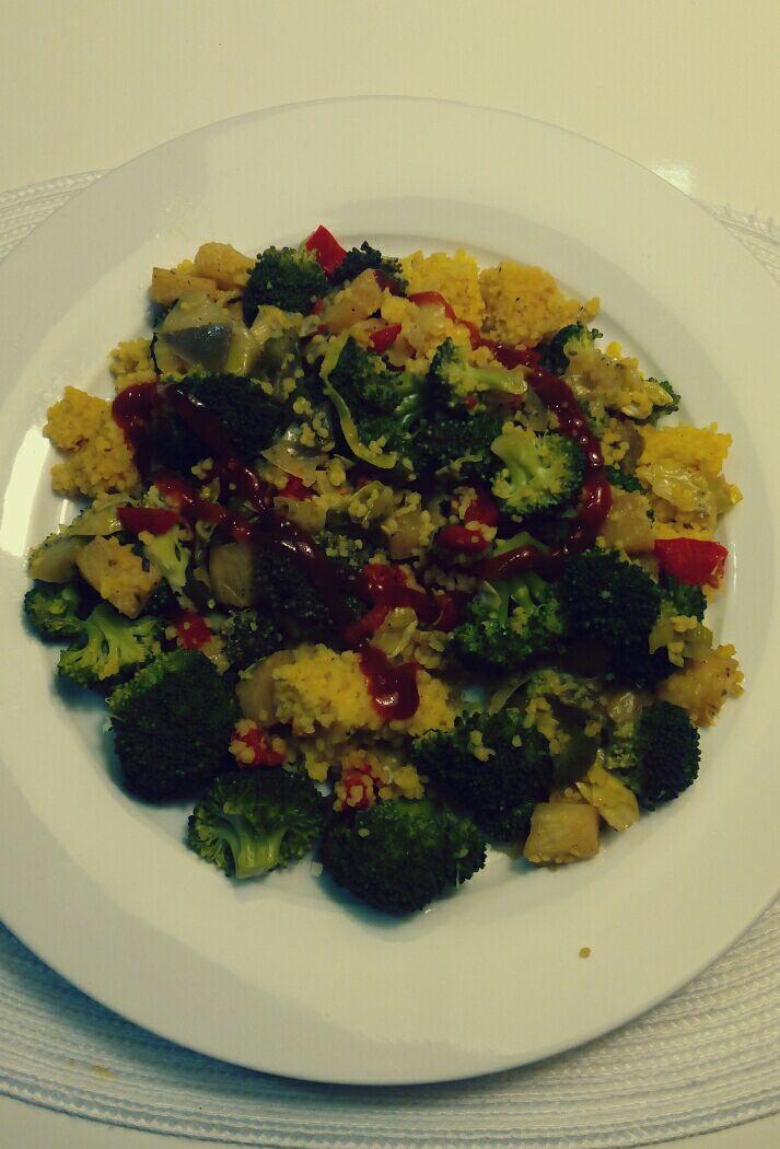 TeacupLovers's tweet photo. Lunch. . #Coscous #colorfuldish
#veggies #vegetarian #healthyfood #yummy https://t.co/CBQn6iAo16