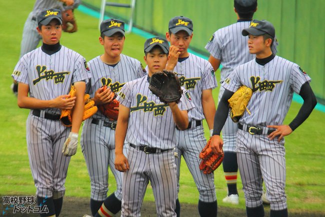 上田西vs佐久長聖 引退試合を100枚の写真で振り返る 両校の選手たちのプレーシーン 両校の応援姿 試合後の選手たちの抱擁 試合後の記念撮影 高校野球ドットコム Scoopnest