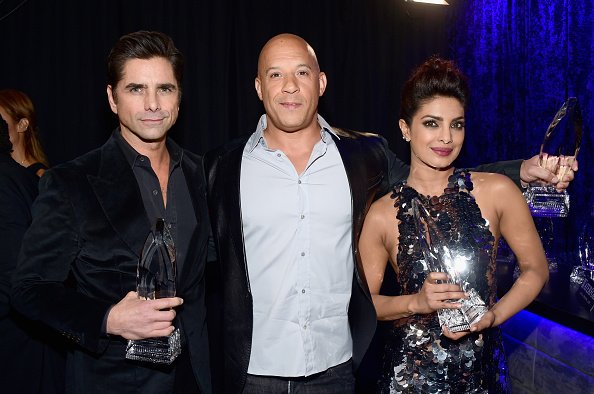 bollybubble's tweet photo. After @deepikapadukone, @priyankachopra gets clicked with #VinDiesel 
https://t.co/UjD6tLtBkv
#PeoplesChoiceAwards https://t.co/gpvNI1lTHv