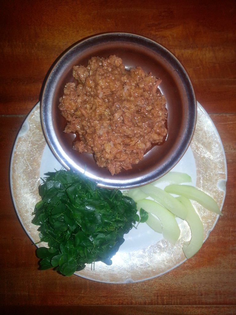 aronvirtudazo1's tweet photo. #dinnertime im having a corned tuna with moringga and a few slices of blanced papaya... ;) https://t.co/Ua3h1sYZL0