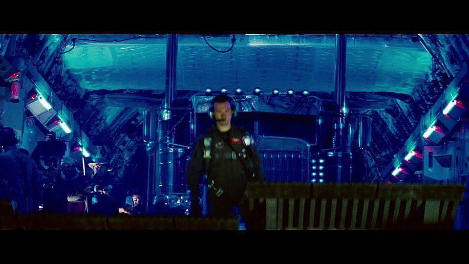 TFtrivia_bot's tweet photo. 上海戦でのオプティマス降下直前のC-17の機内をよく見ると、ベイ監督本人や撮影クルーご一行が、いい笑顔で同乗しています。https://t.co/lMA82MBu3C #リベンジ