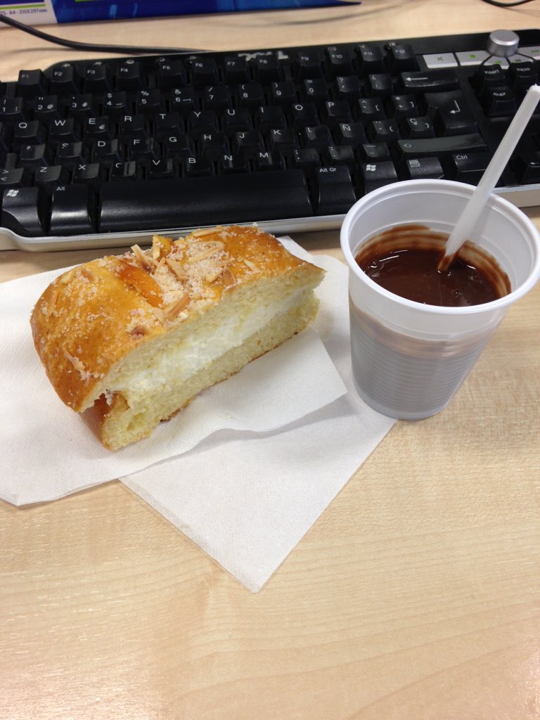Jmontaraz's tweet photo. Así desayunamos en el curro hoy. No acaba la época de comer... https://t.co/Cd6s92H5Fu