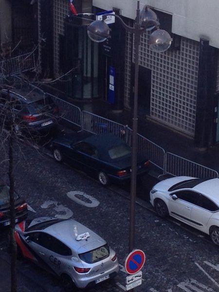RT_com's tweet photo. URGENT: Knife-wielding man shot dead trying to enter Paris police station https://t.co/sDwUA6Josd (pic @akilincs) https://t.co/BFkZ7VR0lb