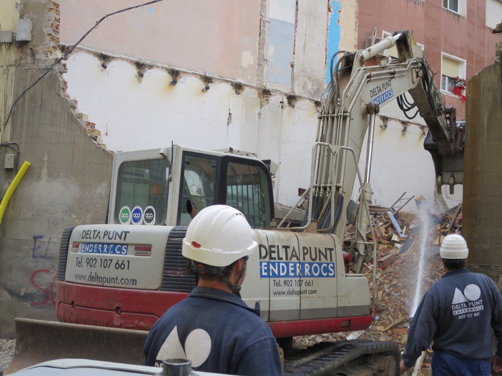 architectcat's tweet photo. Realitzant la direcció d'enderroc d'una façana a Barcelona https://t.co/x2oXscVbCE