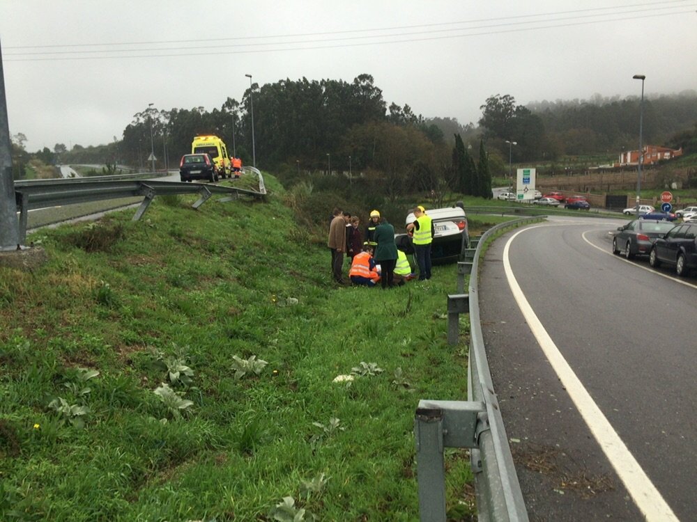 SLXE_Sanxenxo's tweet photo. Dotación en salida de vía con vuelco de vehículo. 1 herido. Salida AG 41 a Sanxenxo. https://t.co/QXLG9lFMHa