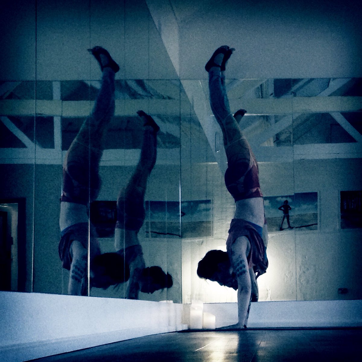 Shasharishi's tweet photo. Day 7 #365inversions handstand. Back near the wall today as balance is 💩 ! #yoga #inversions #yogalove #handstand https://t.co/uM5kGEplo4