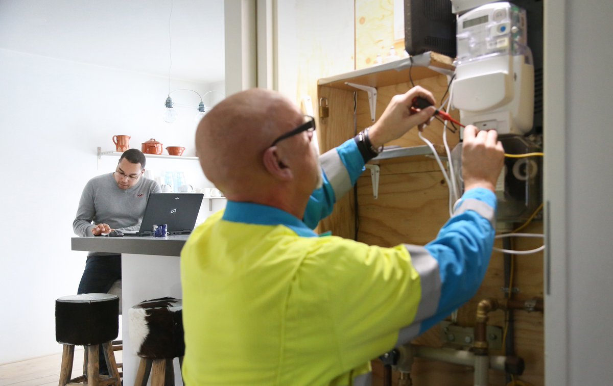 Alliander's tweet image. Waarom is 2016 een belangrijk jaar voor de slimme meter? #jaarplan2016 bit.ly/Jaarplan2016