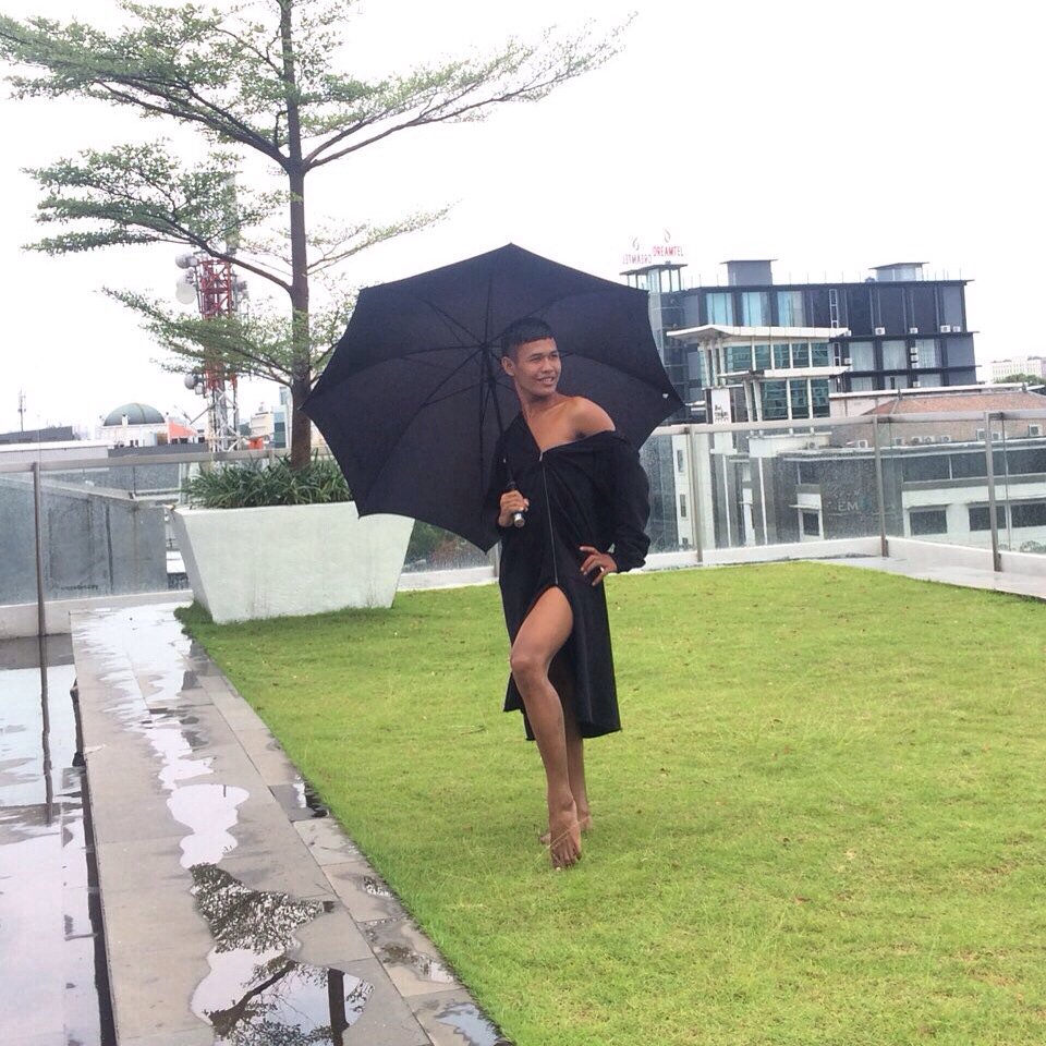 Akuu lepaskan payung hitam ini ,,, menyambut tahun baru yang penuh harapan yang indah