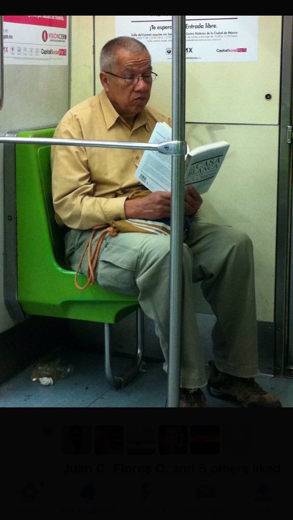 Imagen del día. En el metro. Vean lo que está leyendo. Vía <a href="/carlosborges23/">Carlos Borges</a>
