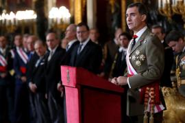 EjercitoTierra's tweet photo. El Rey #FelipeVI recibe Bengala (Bastón de mando)  en celebración de la #PascuaMilitar
https://t.co/9px2jl1EZS https://t.co/yeVvLtrOCE