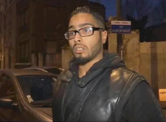 Nain_Portekoi's tweet photo. Il m'a dit qu'il avait besoin d'un couteau pour découper un poulet mais je pouvais pas savoir moi. #Barbes https://t.co/bCvtDgS9lm