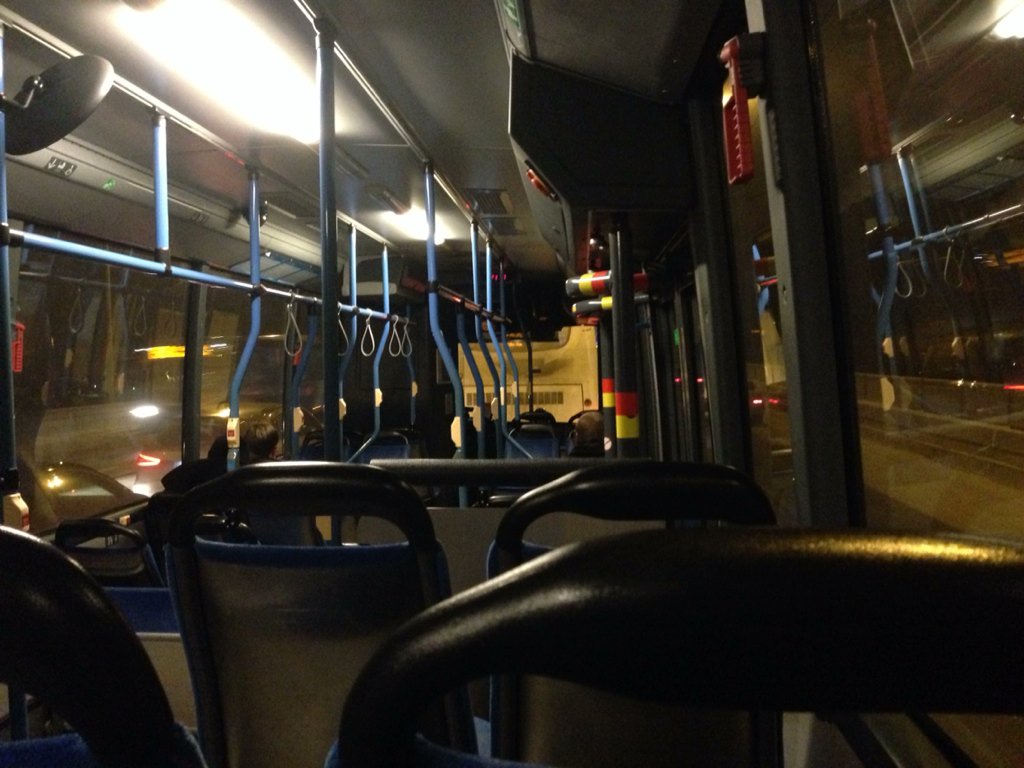 i_kerminen's tweet photo. Länsiväylällä seisty kohta puolisen tuntia. Tiedonjanon iskiessä sitä muistaa twitterin olemassaolon #ajankohtainen https://t.co/QECGpDW4hV