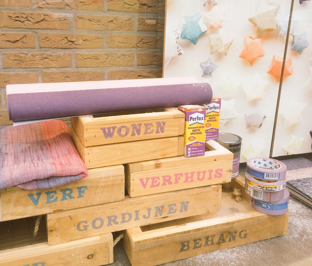 Etalage <a href="/Verfhuis/">VerfhuisLeiden</a> in #leiden. #styling #detaillist #woontrends met kistjes van <a href="/Kistjenu/">Kistje.nu</a>