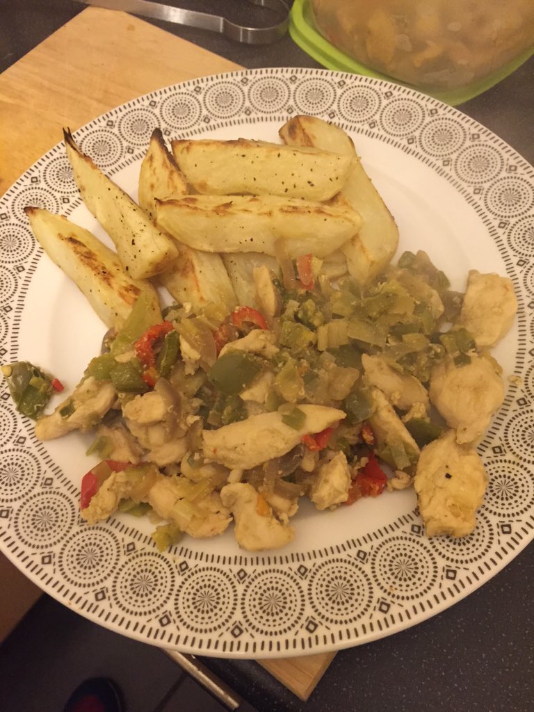 ParrySW's tweet image. Salt and pepper chicken and home made potato wedges! Syn free