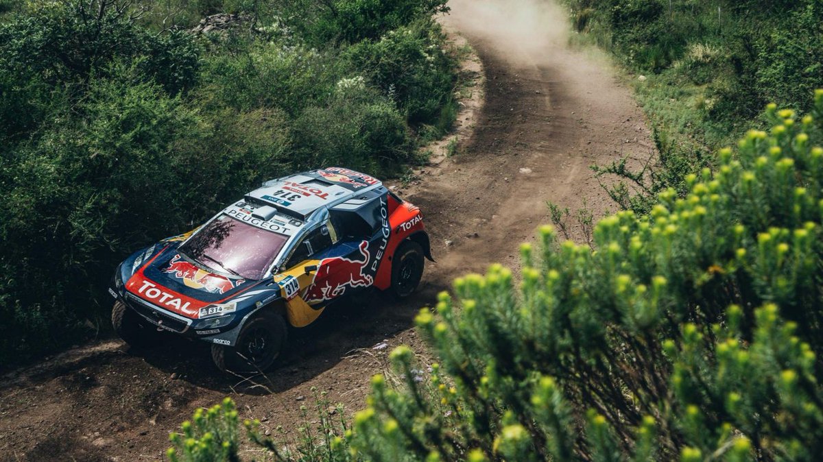 Eurosport_FR's tweet photo. Dakar: @SebastienLoeb gagne encore et conforte sa place de leader https://t.co/faWyh9nLk9 https://t.co/4jcxOnl48M
