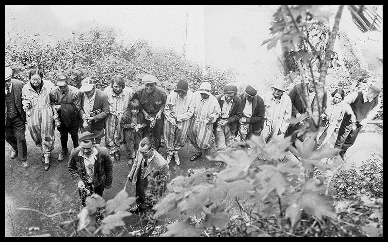 OregonCavesNPS's tweet photo. Our first #TBT for 2016! In 1929 visitors toured the cave with carbide lanterns and jumpsuits. #FYP #OregonCaves https://t.co/3QYgqTzwvt