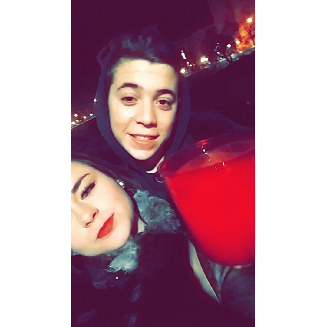 LurdesR29's tweet photo. Cuanta belleza con nuestro super vaso jajajajajaja @Chechu_Galindo https://t.co/QdMZqMeUAX