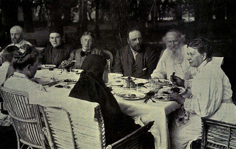 Living on a Tolstoyan commune, a very sad Borges, the New Yorker hotel, and other news. tpr.ly/1THgkjw