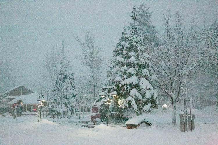 KVBB945's tweet photo. Snow in Big Bear. Tune to KVBB 94.5 FM for weather updates &amp; road conditions. Listen also on https://t.co/HMJt1KANEc https://t.co/lNfvOKFY9a