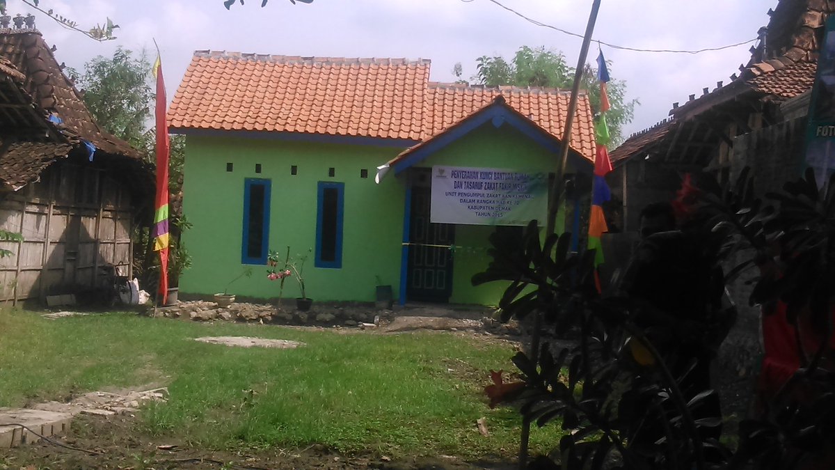 BAZNAS Prov. Jateng Selasa ( 29/12) menyerahkan kunci rumah bantuan kpd mustahik di kab. Demak