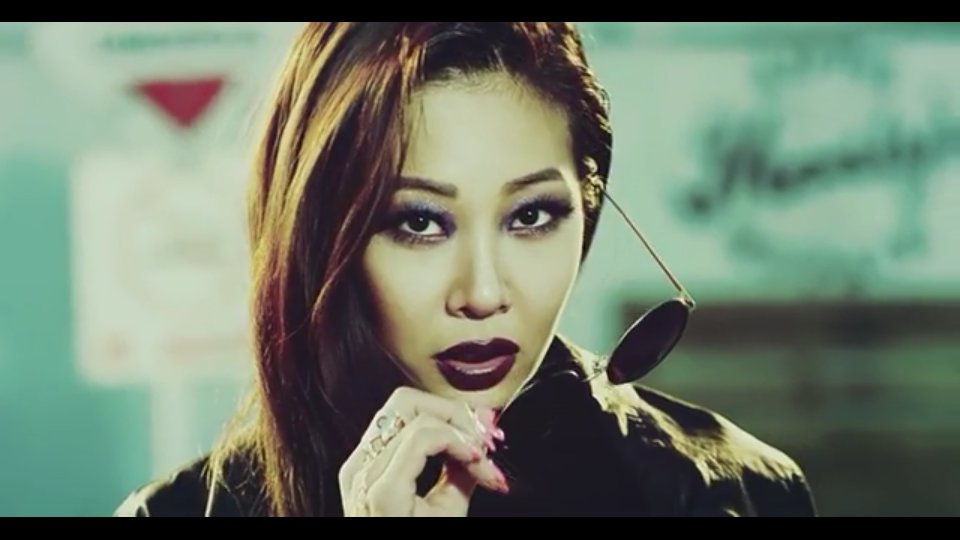 LuckyJ_INA's tweet photo. [CAPS] 160108 Lucky J (럭키제이) - "No Love" MV - Jessi #LuckyJ #럭키제이 #Jkyun #Jessi #Jyo #NoLove (3) https://t.co/vnFKOIamsw