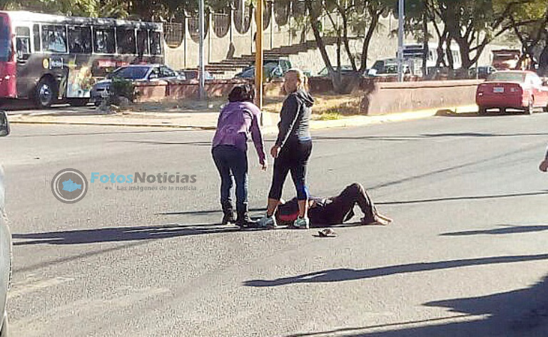 FotosNoticias's tweet photo. Policias detienen a conductor de urbano por atropellar a persona en la Ctra. Fed.190 enfrente de la 28 Zona Militar https://t.co/W466WdHnFo