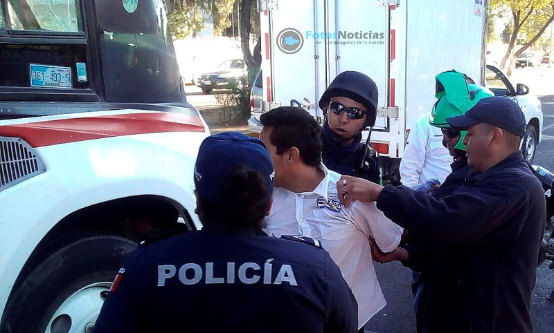 FotosNoticias's tweet photo. Policias detienen a conductor de urbano por atropellar a persona en la Ctra. Fed.190 enfrente de la 28 Zona Militar https://t.co/W466WdHnFo