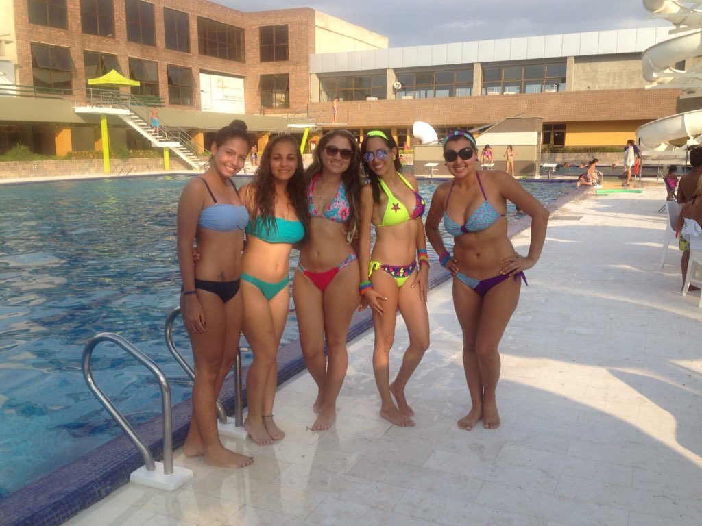 daniart2's tweet photo. Rico día de playa con estas nenas @zandrikyn https://t.co/qKLkxd0a52
