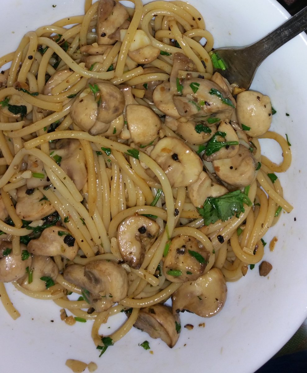 RushinaMG's tweet photo. AlioOlioeFungi- π₯4tbsp Evoo+2tb garlic +1tsp crkd pepper+2C Mushrooms. fry well +Pasta. Toss #RushinaInTheKitchen https://t.co/zKQMRDoBfE