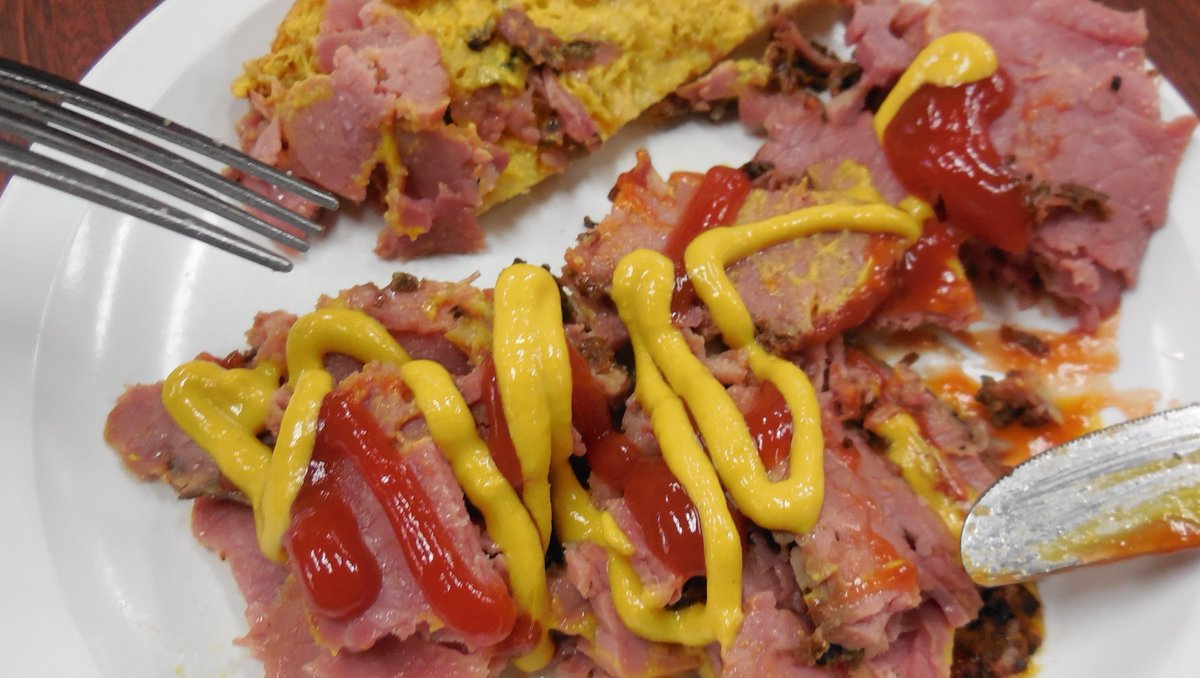 DeliLesters's tweet photo. Smoked meat gone wrong .. 
#Seriously.. Ketchup?
 
#LestersDeli #SmokedMeat #Ketchup #wrong https://t.co/5ydQv3Tj3L