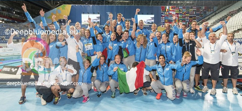 Giornata Nazionale della Bandiera Italiana: noi lo festeggiamo così! #tricolore #nuoto #azzurri <a href="/FINOfficial_/">Federnuoto</a>