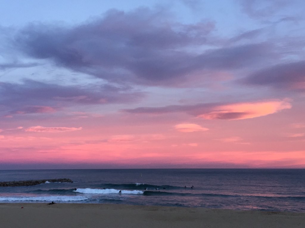 bcnwax's tweet image. Un bonito atardecer con mar de fondo hoy en Barcelona!!  #Sunset #Barcelonasurf #mediterraneansurf