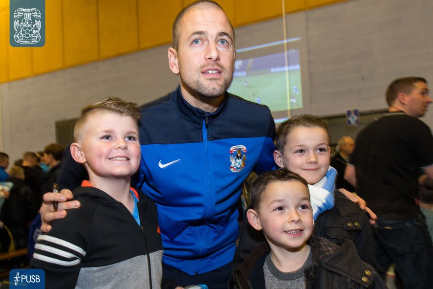CoventryCityFC's tweet photo. SIGNING: Joe Cole joins the #skyblues until the end of the 2015/16 season! More: https://t.co/zk561Lzrsf #PUSB https://t.co/WjzQUD2iJD