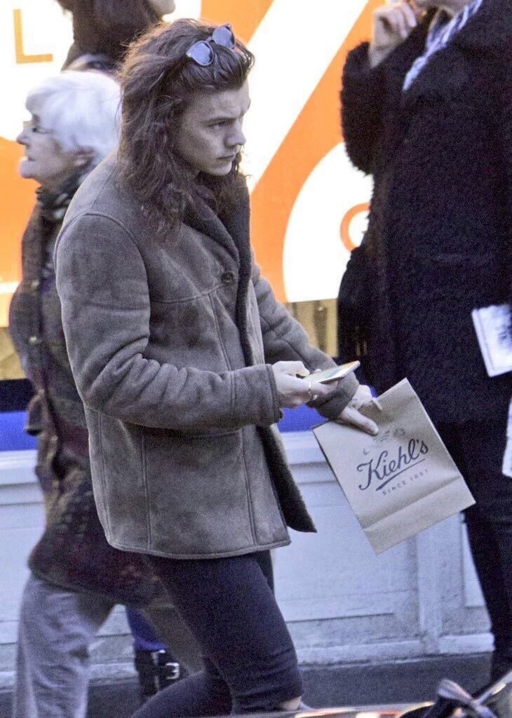 hesg0lden's tweet image. Let&apos;s just talk about how beautiful harry is 💖 #prideissues