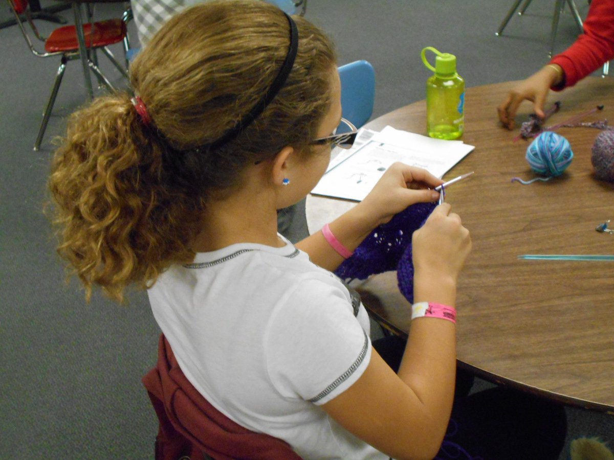 MsFeutz's tweet photo. Sennett Knitters making scarves after school!  #SennettShines https://t.co/BhL2e1bxvm