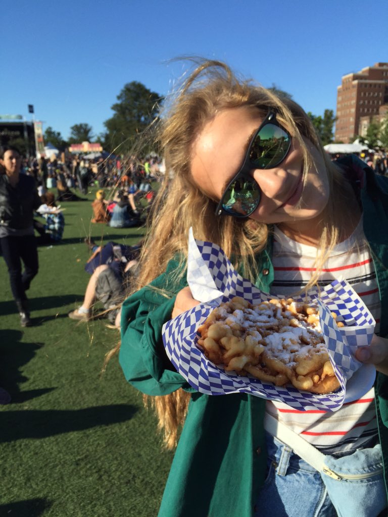 rootin4gluten's tweet photo. Birthday girl enjoys gluten. https://t.co/Zk3d0TaFAQ