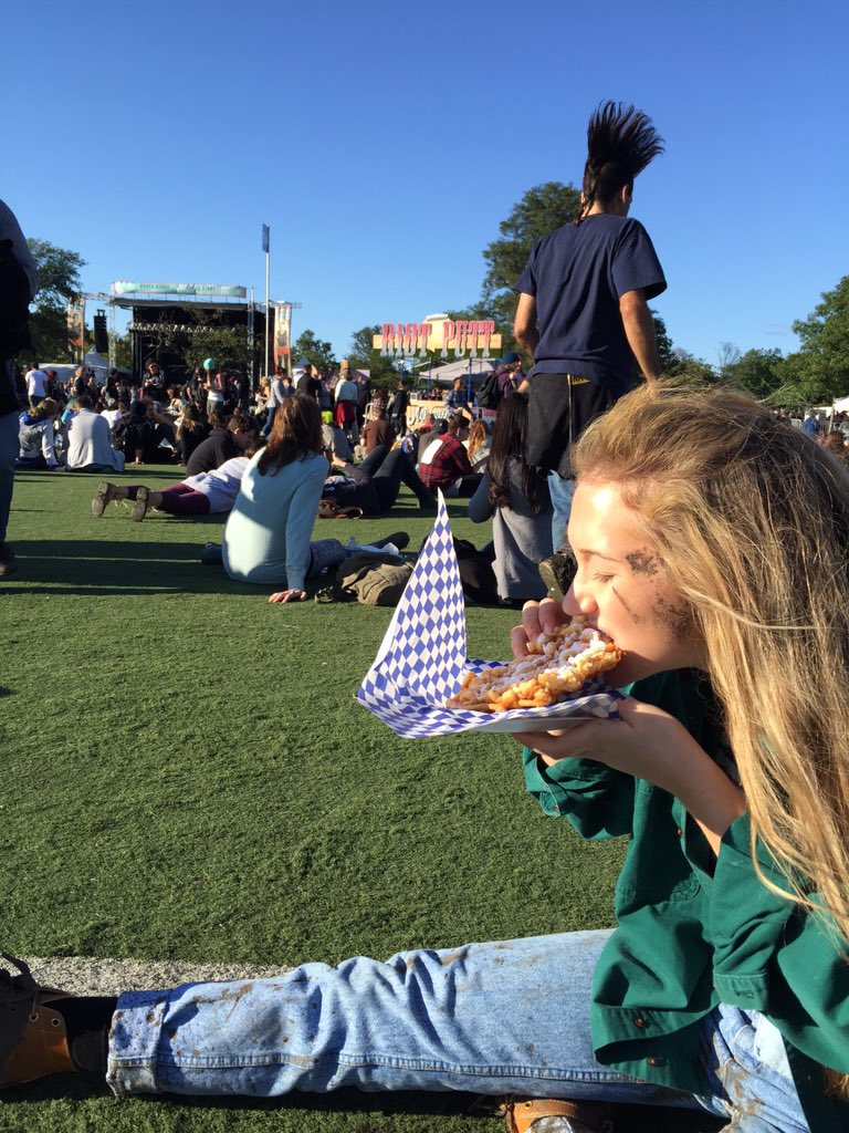 rootin4gluten's tweet photo. Birthday girl enjoys gluten. https://t.co/Zk3d0TaFAQ