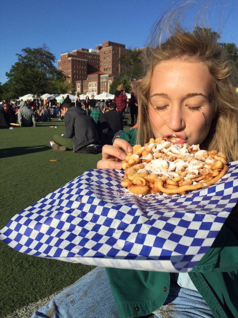 rootin4gluten's tweet photo. Birthday girl enjoys gluten. https://t.co/Zk3d0TaFAQ