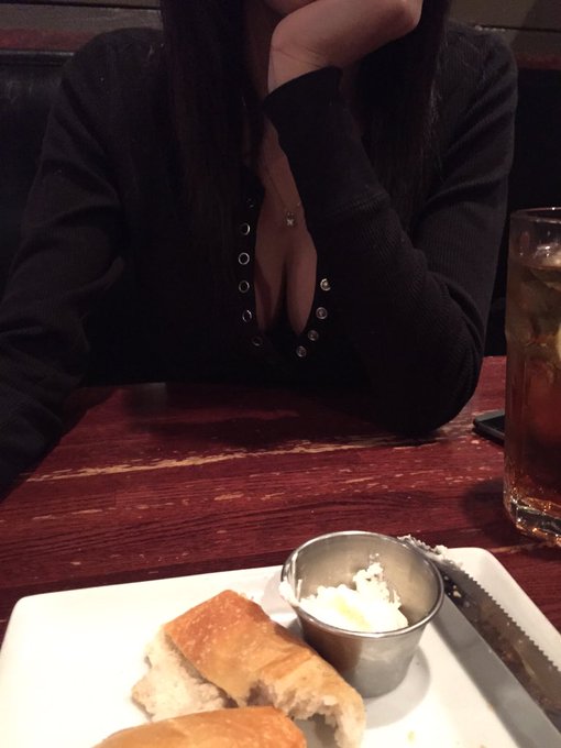 If it's bad etiquette to have your elbows on a table....what about BOOBS? Lol 👀 https://t.co/V4jsrpQ