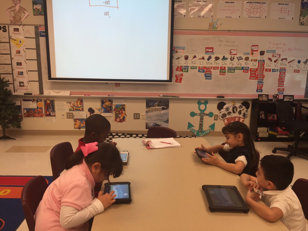 alek_turner's tweet image. #kinder @OfficialCISD @CISDWalker making words magnetic letter app and @educreations #eslfun