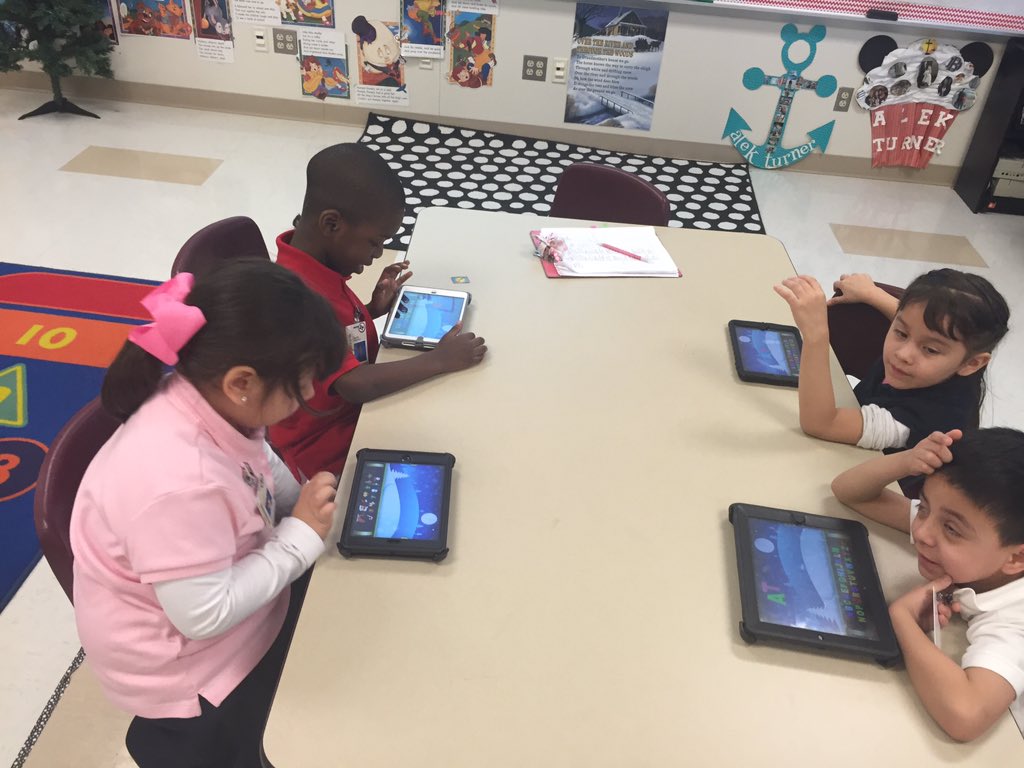 alek_turner's tweet image. #kinder @OfficialCISD @CISDWalker making words magnetic letter app and @educreations #eslfun