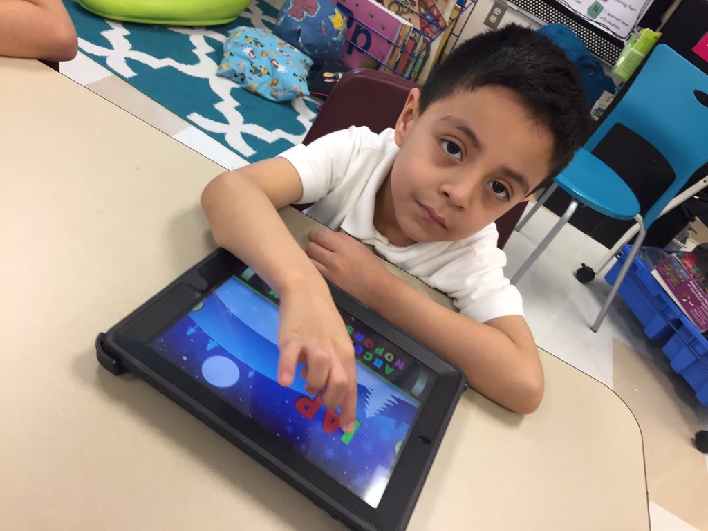 alek_turner's tweet image. #kinder @OfficialCISD @CISDWalker making words magnetic letter app and @educreations #eslfun