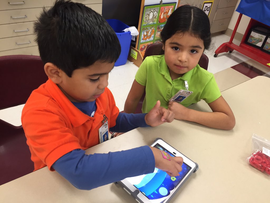 alek_turner's tweet image. #kinder @OfficialCISD @CISDWalker making words magnetic letter app and @educreations #eslfun