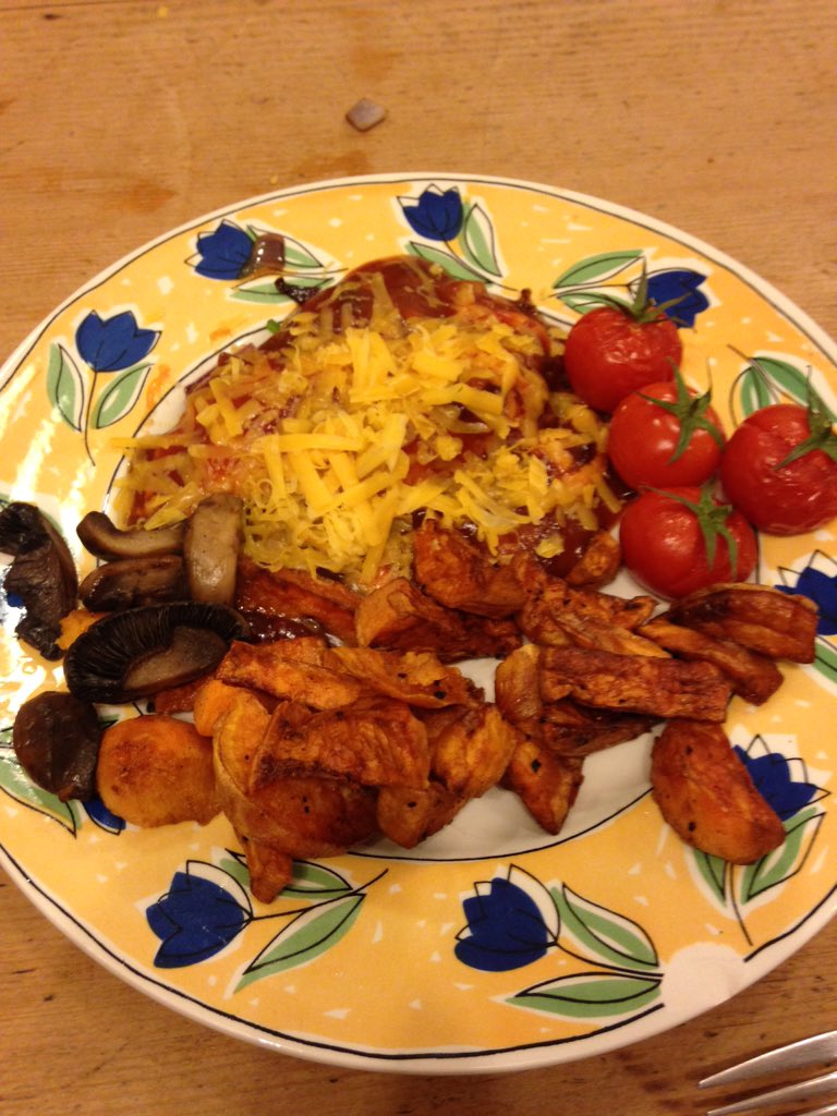 alexjo75's tweet photo. My hunters chicken, sweet potato chips baked tomatoes and mushrooms #yummy #dinner #chicken #:) https://t.co/eNLZggrdn9