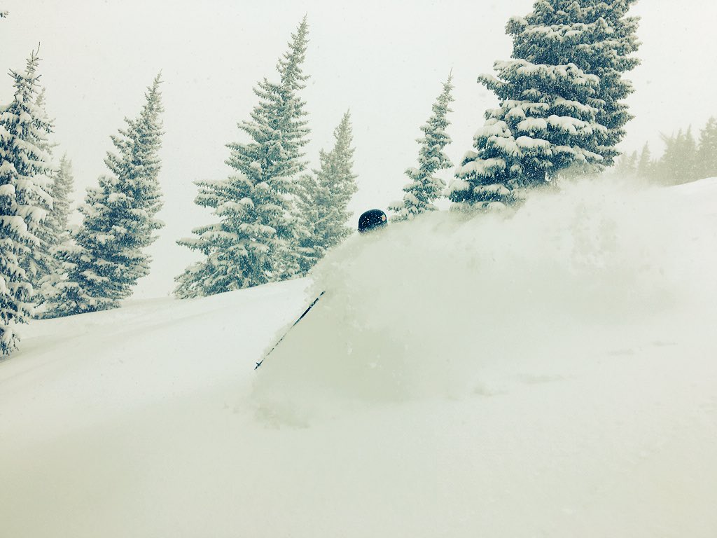 ResortApp's tweet image. Join us at the @cmh_heli event at @vailmtn 👉bridgestreetskihaus.com/heli-skiing/  #vail #skiing #ski #heliskiing