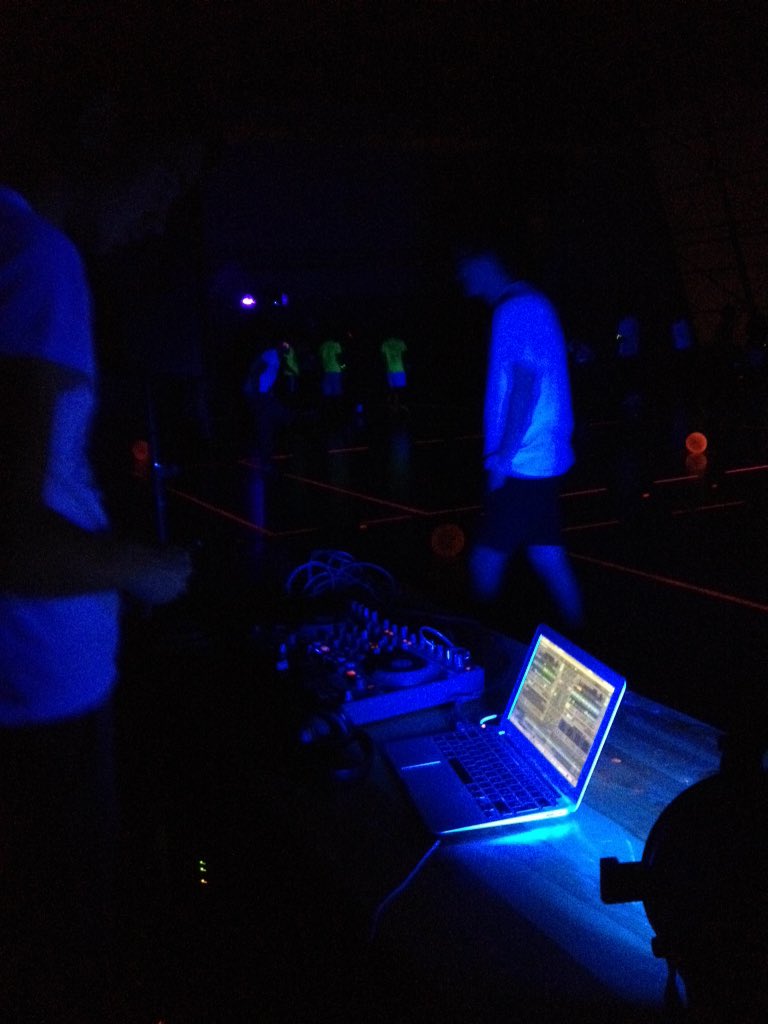 Alchimlist's tweet photo. Les 1A Alchi du #ClubDJ ambiance ce #TournoiFluo ! #CampagnesBDS @CentraleMars @bdsecm https://t.co/N7r9Ujikt2